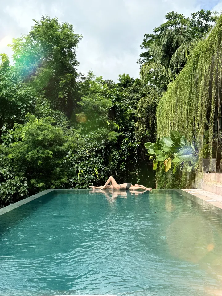 Lisa Snowdon, 54, Sizzles in Bikini and Showers Outdoors on Luxury Sri Lanka Escape